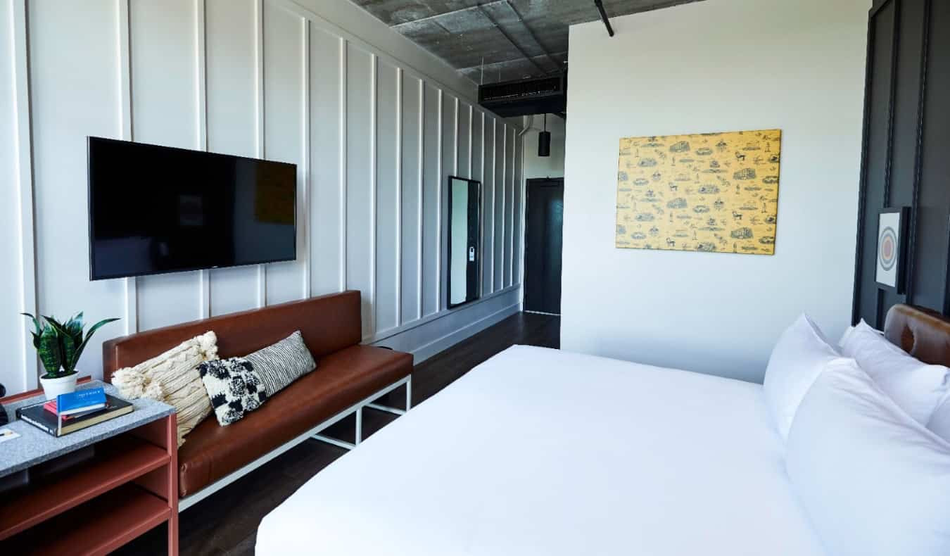 Modern hotel room with king bed and artwork at Waymore's Guest House in Nashville